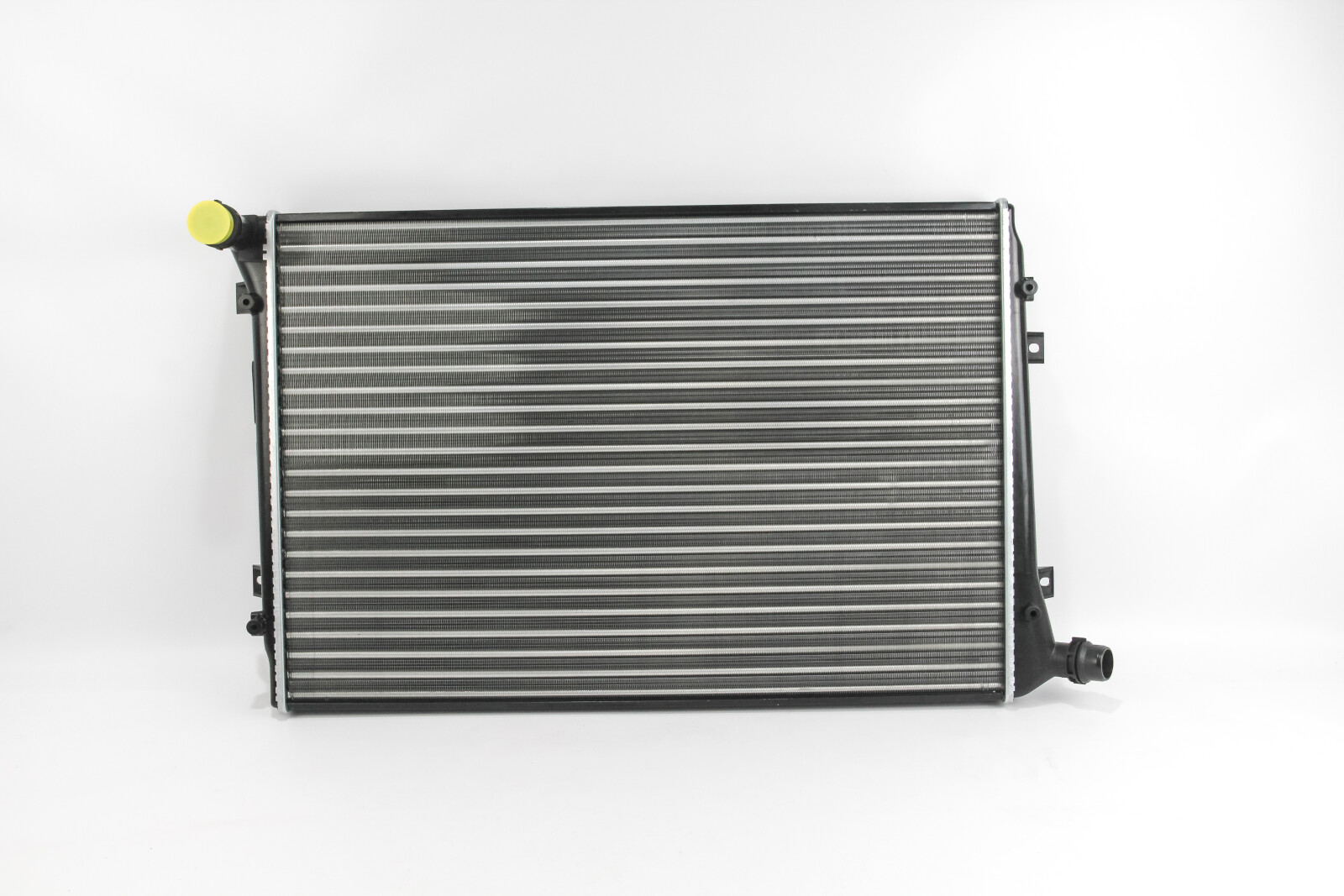 Радіатор охолодження двигуна Passat/Caddy 1.9/2.0D 04-10 (+AC) (650x439x32)
