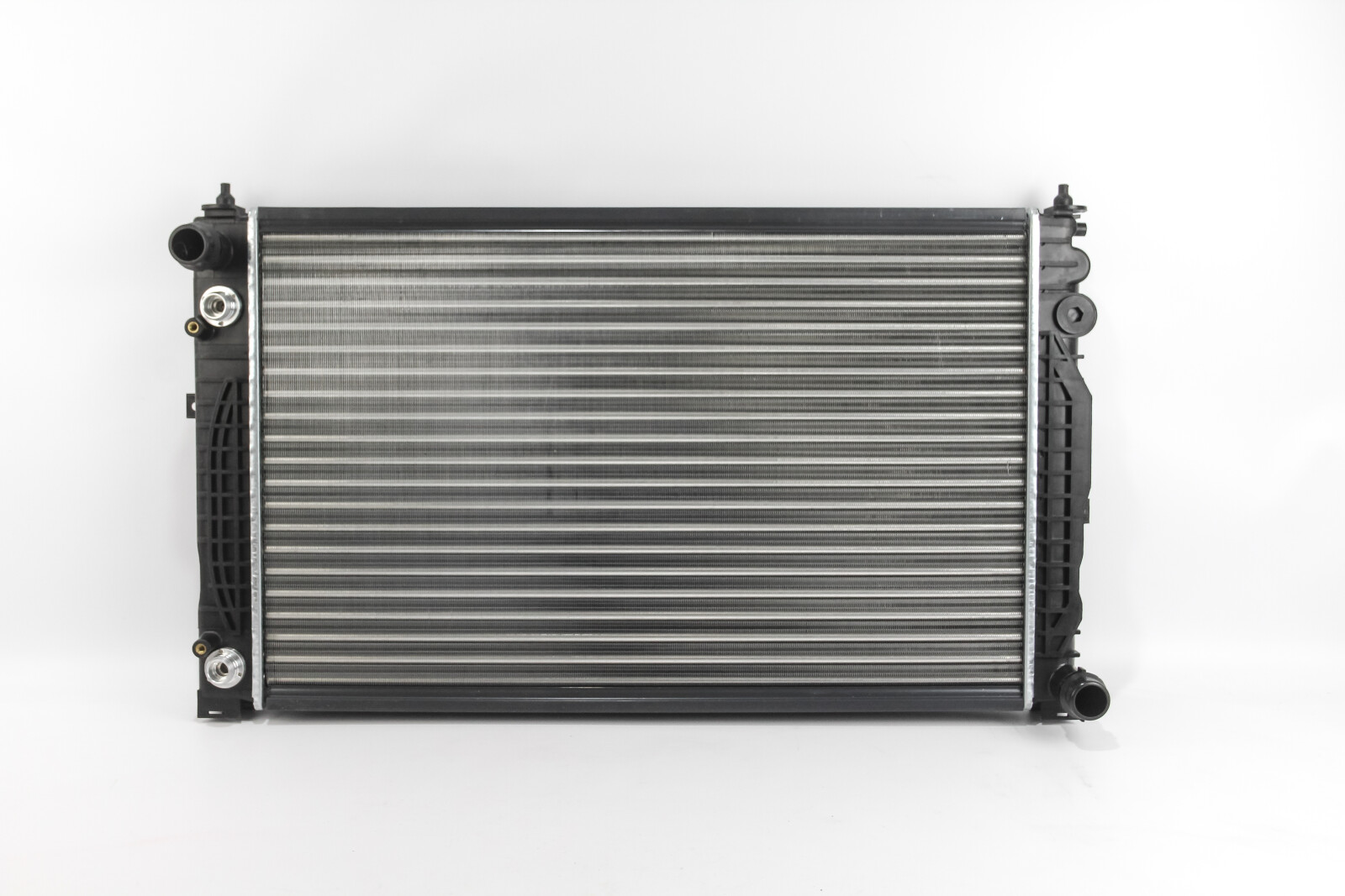 Радіатор охолодження двигуна A4/A6/Passat 95-08 2.5-2.8