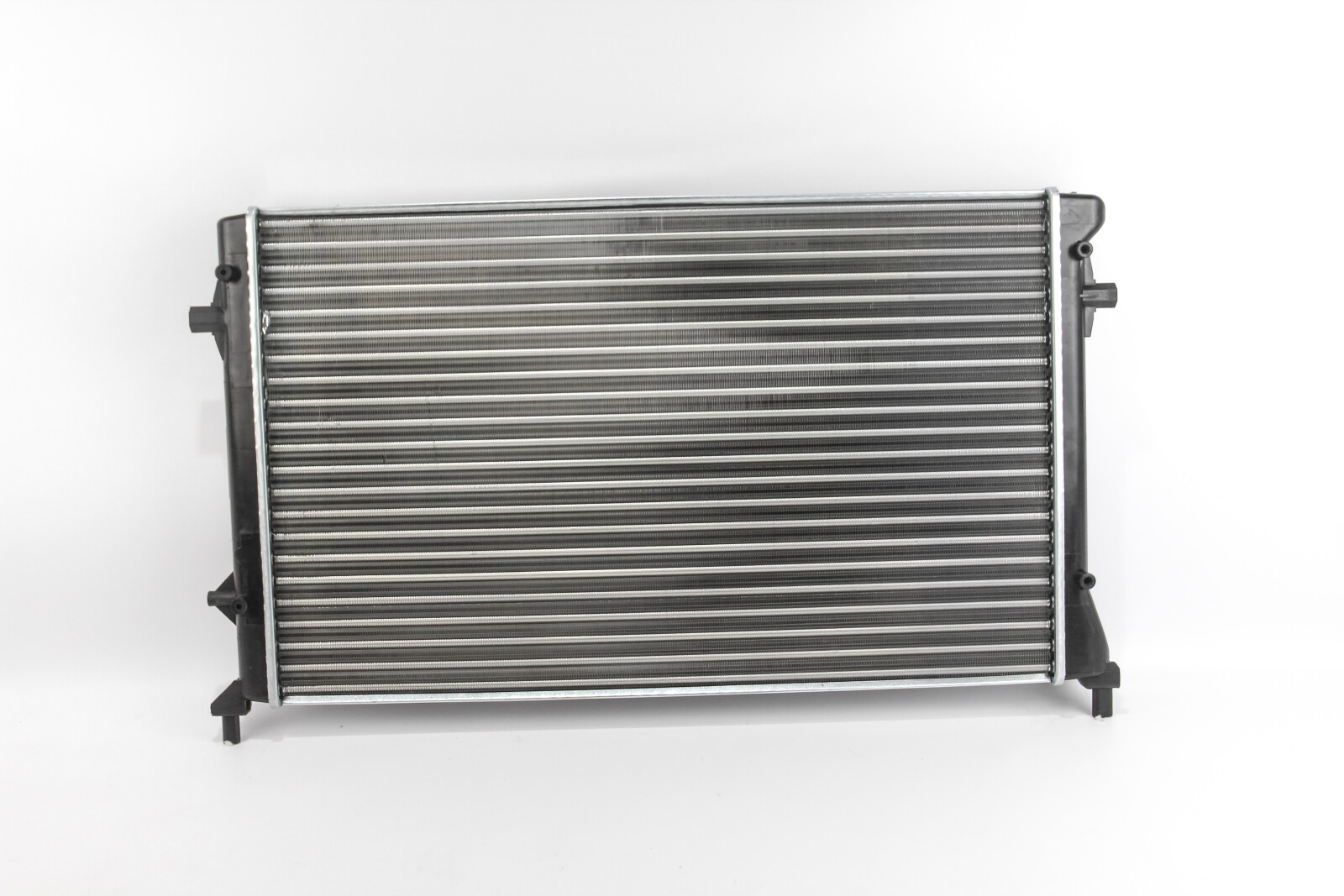 Радіатор води Caddy III 2.0SDI/1.4i/1.6i /Golf/Octavia (+/- AC) (650x398x26)