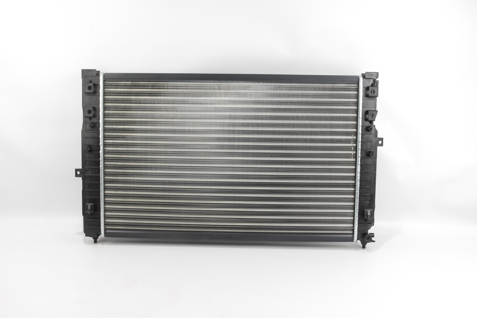 Радіатор охолодження двигуна A4/A6/Passat 95-08 2.5-2.8